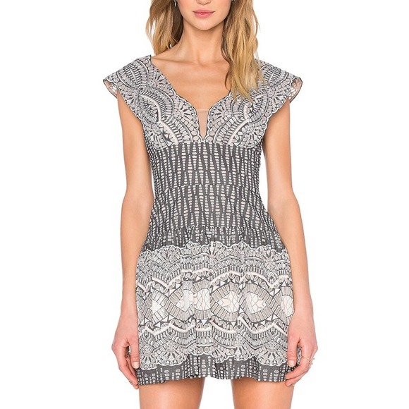 BCBGMaxAzria Dresses & Skirts - BCBGMaxazria Carolena Lace Art Deco Fit and Flare Dress Size 10